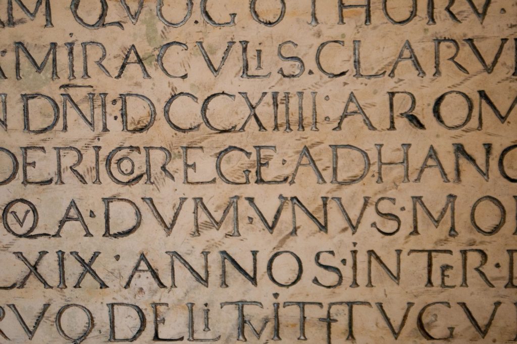 ¿De verdad el latín es una lengua muerta?