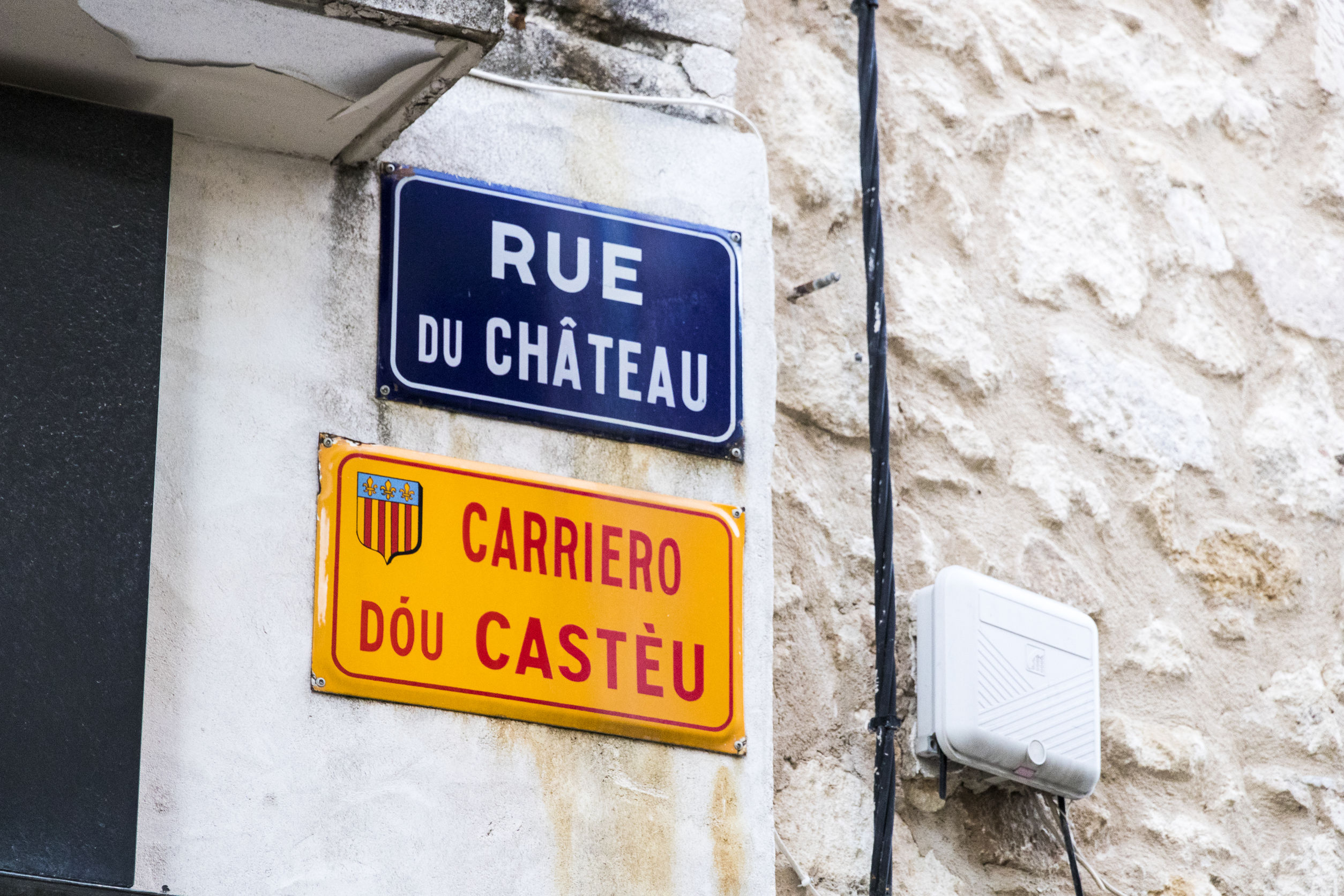 Cartel bilingüe en una calle de Saint-Remy-de-Provence (Francia).