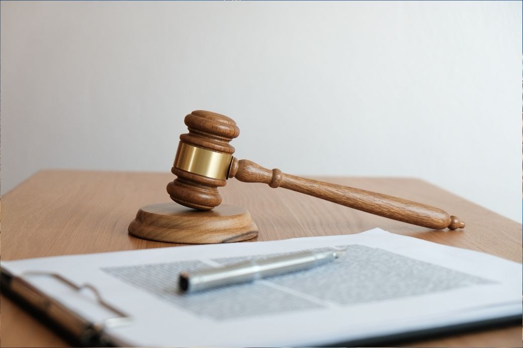 Mazo judicial y documentos legales para una traducción jurídica