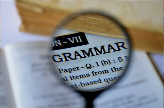 Lupa sobre la palabra Grammar, preposiciones y traducción